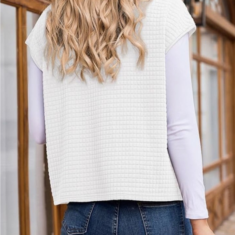 125:: Elegant Women's White Quilted Vest - Picture 2 of 8